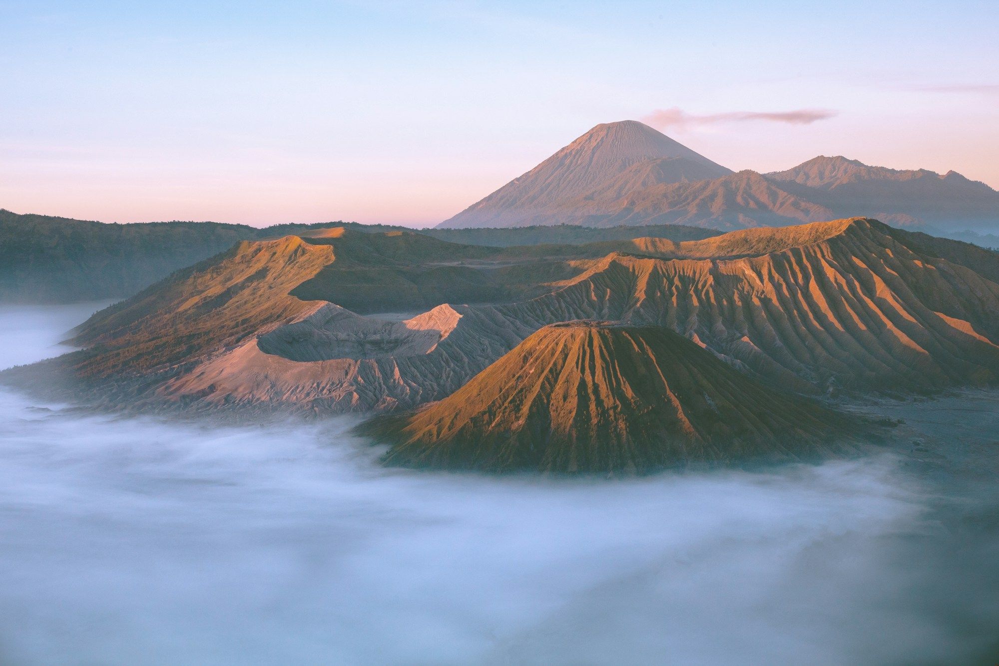 Bromo-Caldera über den Wolken