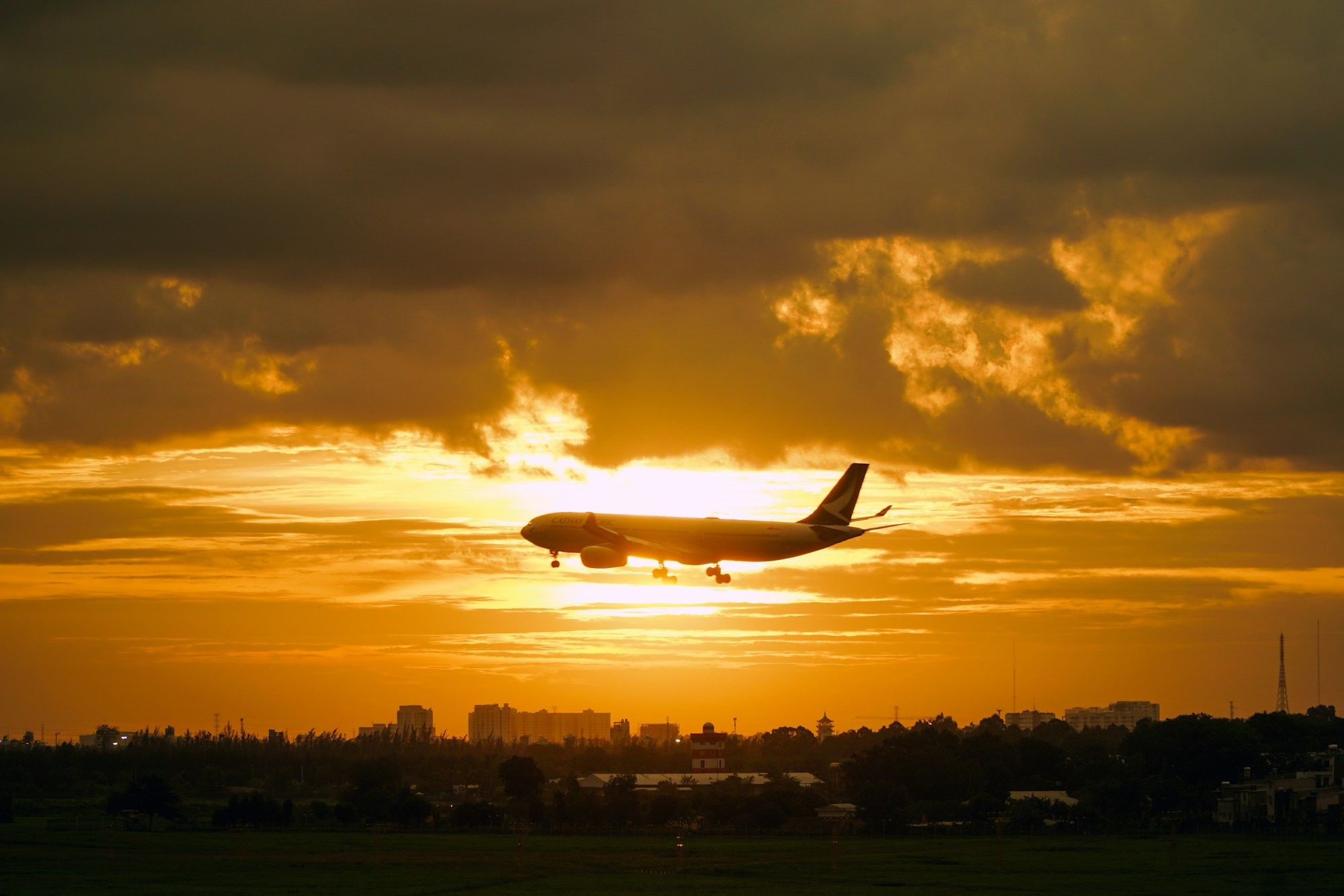 Flugzeug in der Abenddämmerung