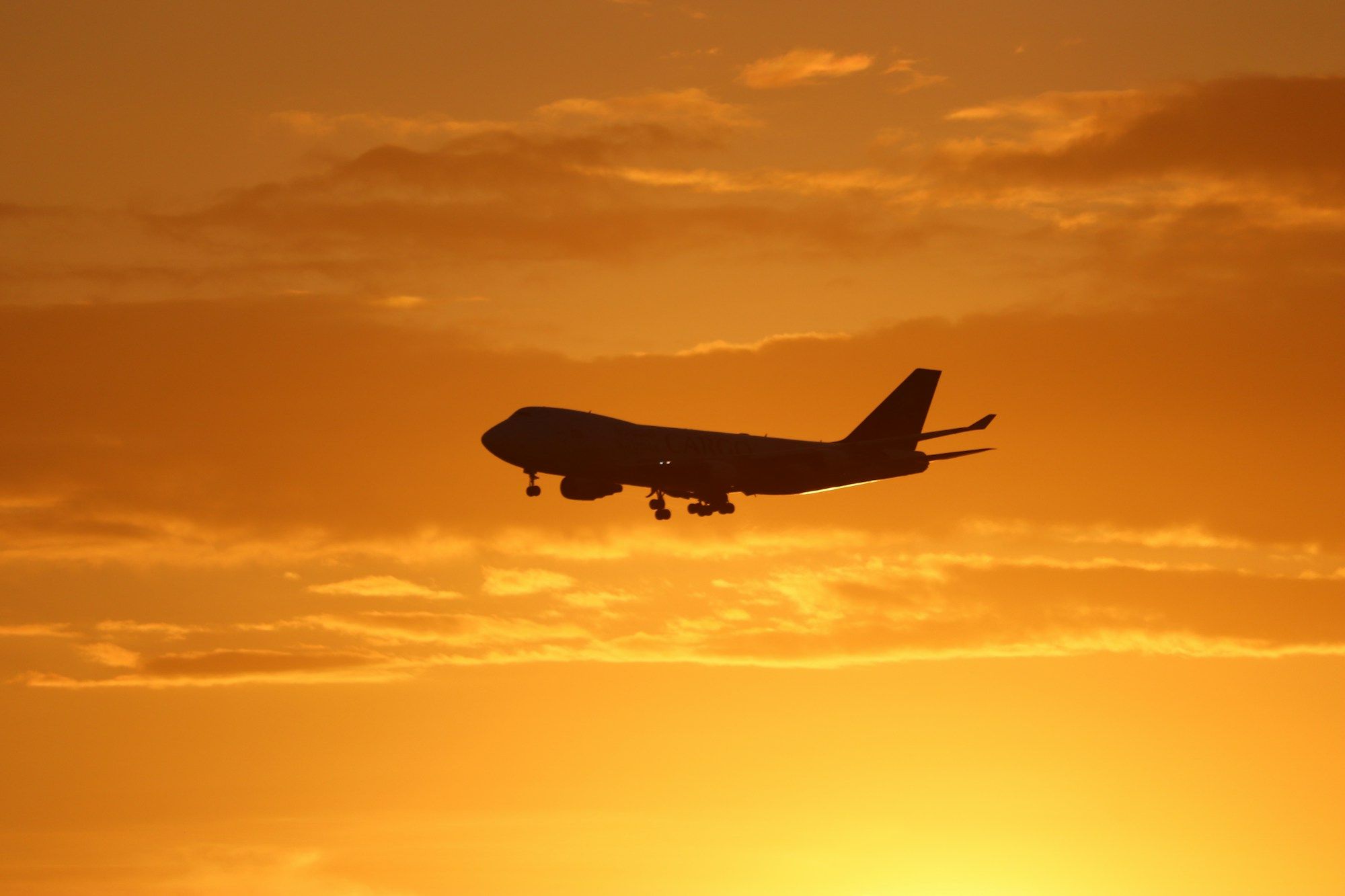 Flugzeug zur goldenen Stunde