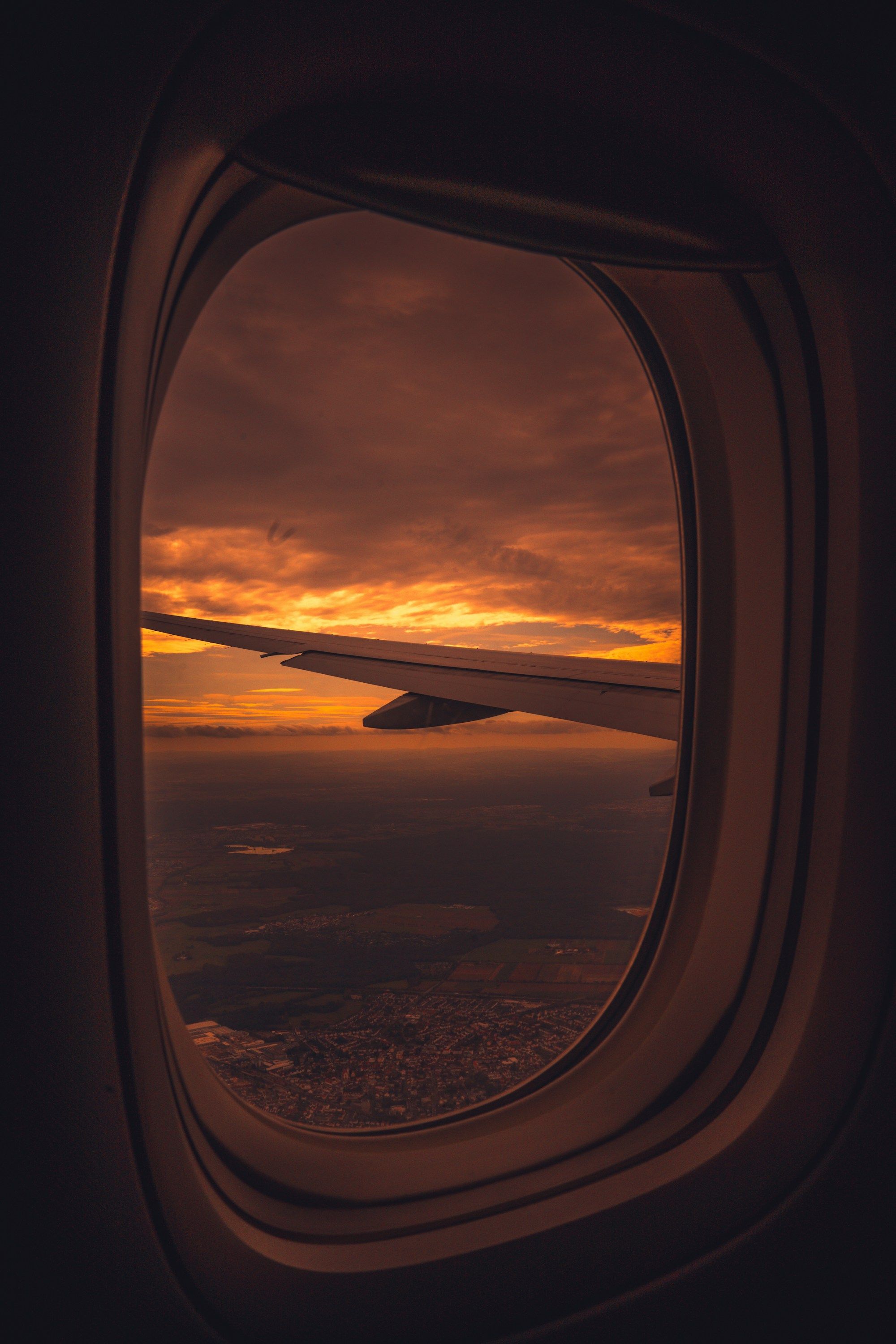 Tragfläche über Wolken bei Sonnenuntergang